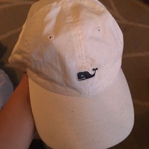 white vineyard vines hat